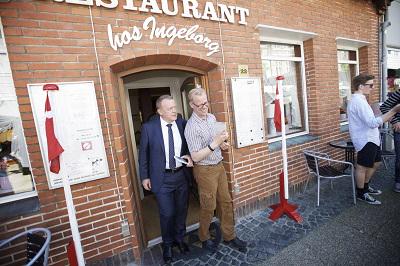 wwwjvdk's tweet photo. .@larsloekke besøgte #Esbjerg for at støtte @CarlHolst. Se pix: http://t.co/nt9BTqnckM  #fv15 #jvdk #fv15syd #dkpol http://t.co/6gsgNq3seR