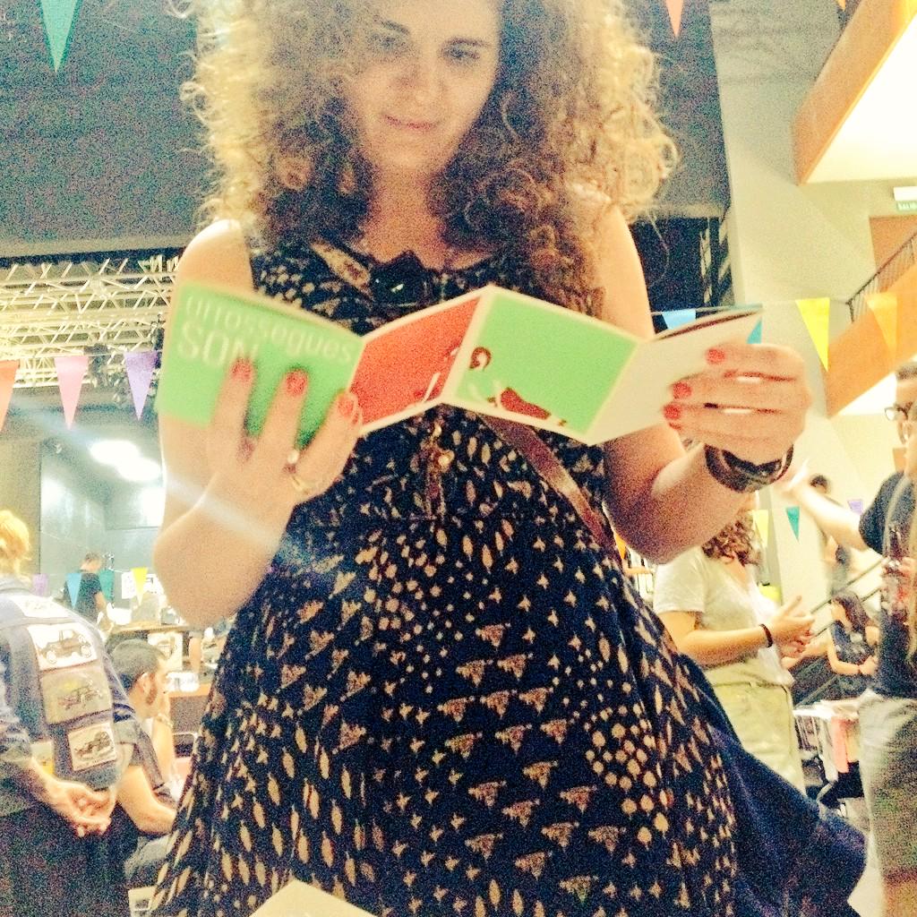 madui_'s tweet photo. Visita especial al puesto del Altillo! Pillada mirando «Arrossegues SON» de #edicionesdelcaos 😊 @merxe_navarro http://t.co/F2EhFHFV6Y