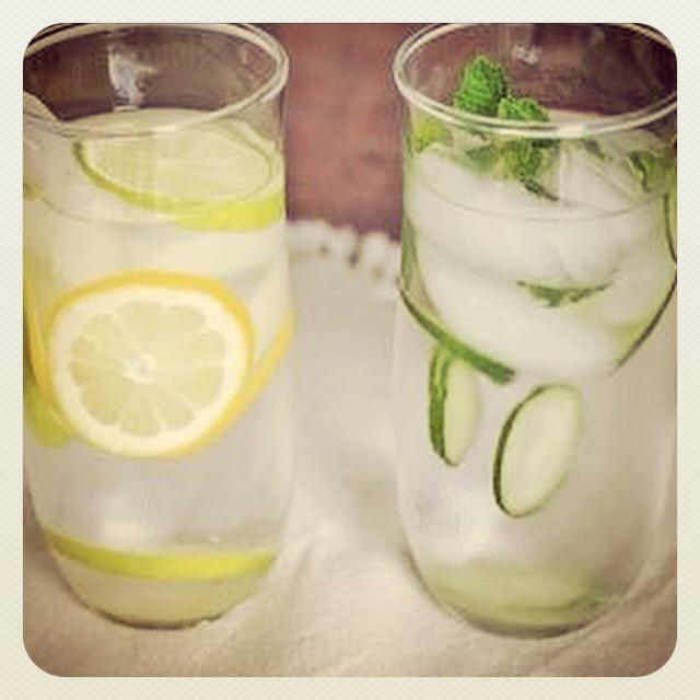 CCHENAUT's tweet photo. Agua+limon+jengibre/ agua+pepino+menta #desintoxicante #drenante #beauty #health #healthylife #antioxidante #chenaut http://t.co/LoN4oje3oi