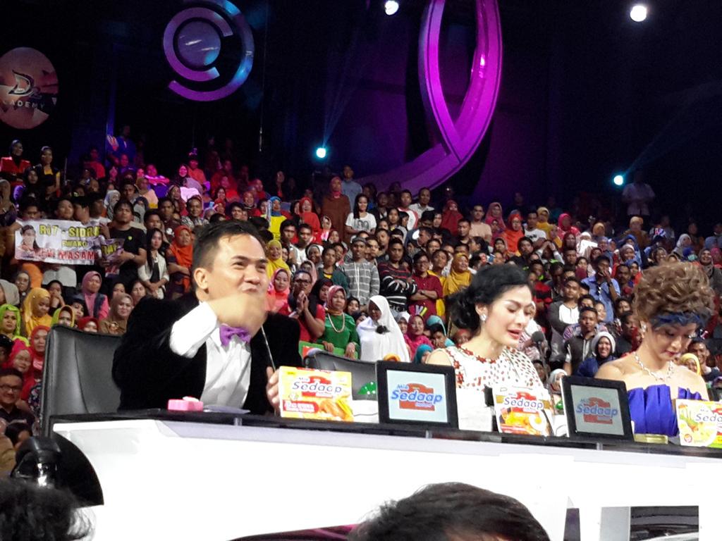 Indosiar's tweet photo. Suara @DA2_Evi nyakar banget komentar @saipul_jamil #GrandFinalDA2 http://t.co/D0K3VMeTIC