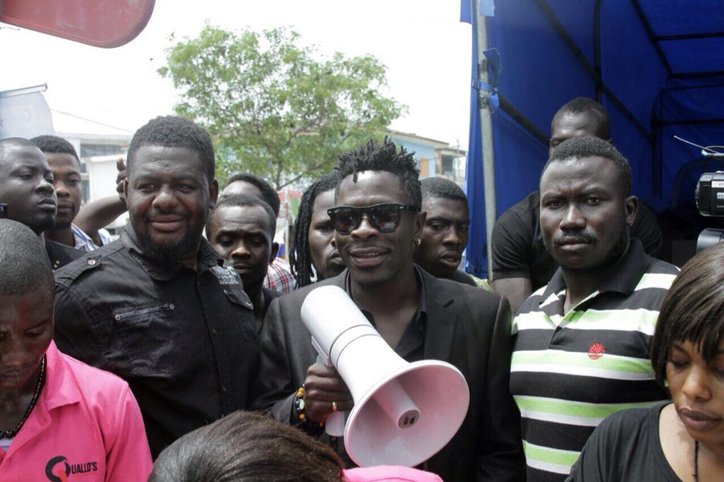 QuallosPro's tweet image. Part3
QuallosPro donates to #AccraFloods victims with support from #PzCussons and  Ghanaian musicians @shattawalegh