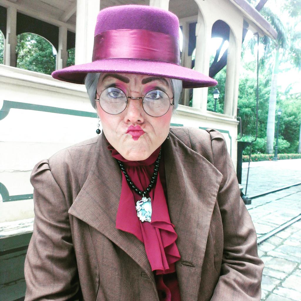 loscompadresec's tweet photo. Próxima obra en el parque histórico : " eramos muchos y parió la abuela " http://t.co/ogi4iBCR16