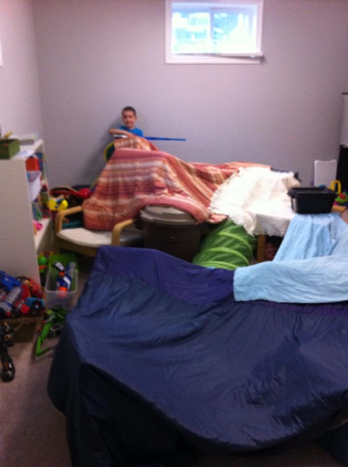 sarahegrant81's tweet image. Cousins, forts, and swords...#imaginationfun #cousinsrock #theyneedtomovecloser
