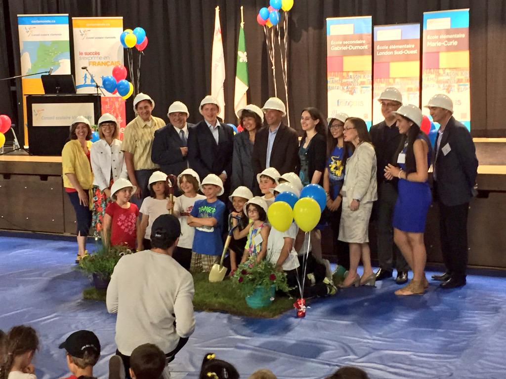 Et voilà C la première pelletée de terre de la nouvelle école élémentaire de #london Merci pour les élèves! #ONfr