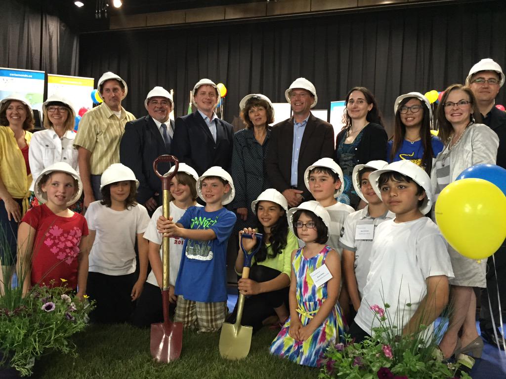 La première pelletée de terre de l'ÉÉ London Sud-Ouest est faite! Rendez-vous en septembre 2016! #ldnont