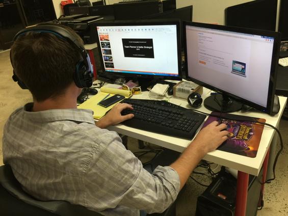 pmasher's tweet image. Making presentations. #DD2 #InfluenceWeek