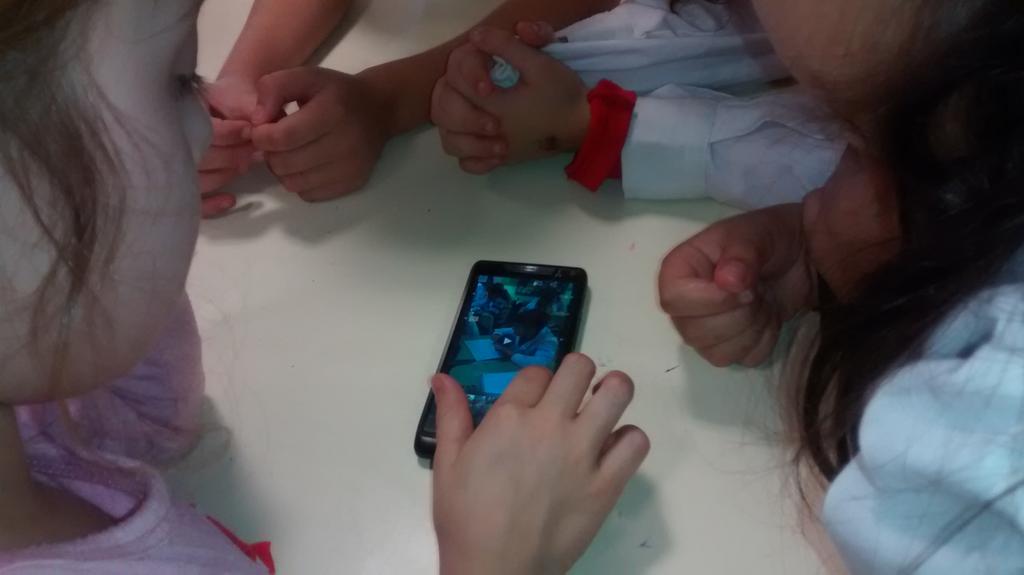 fernandezmariav's tweet photo. #DiMEPP Niños de 2 gr de la escuela Belgrano con los smarthpones @CCRTIC @gabrielrolfi @noeldomin @GraMartina http://t.co/WUfm0ccBHT