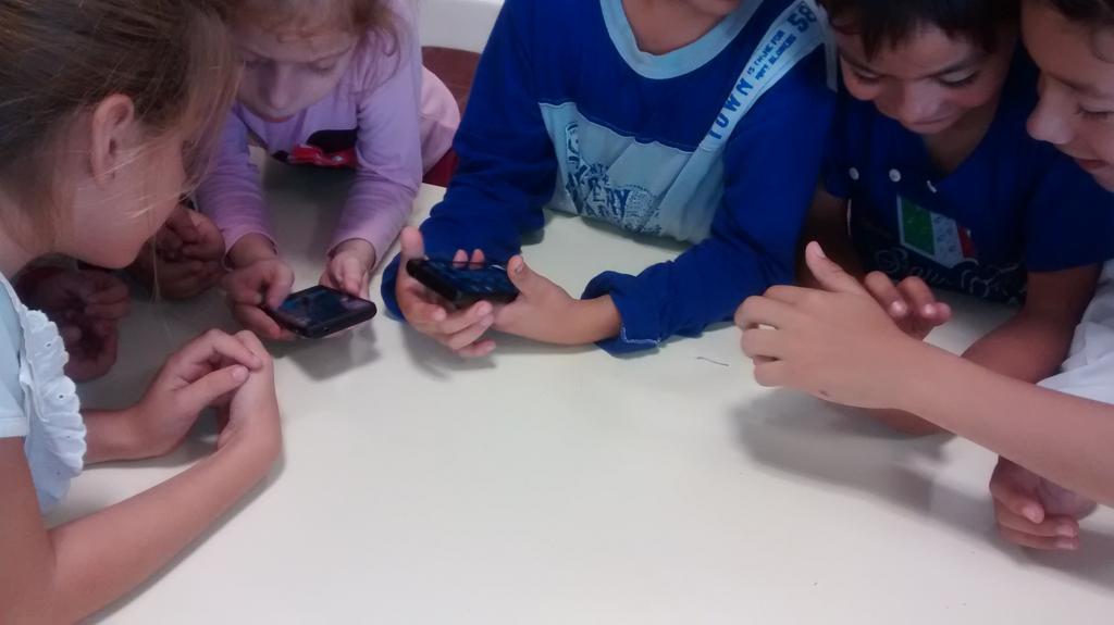 fernandezmariav's tweet photo. #DiMEPP Niños de 2 gr de la escuela Belgrano con los smarthpones @CCRTIC @gabrielrolfi @noeldomin @GraMartina http://t.co/WUfm0ccBHT