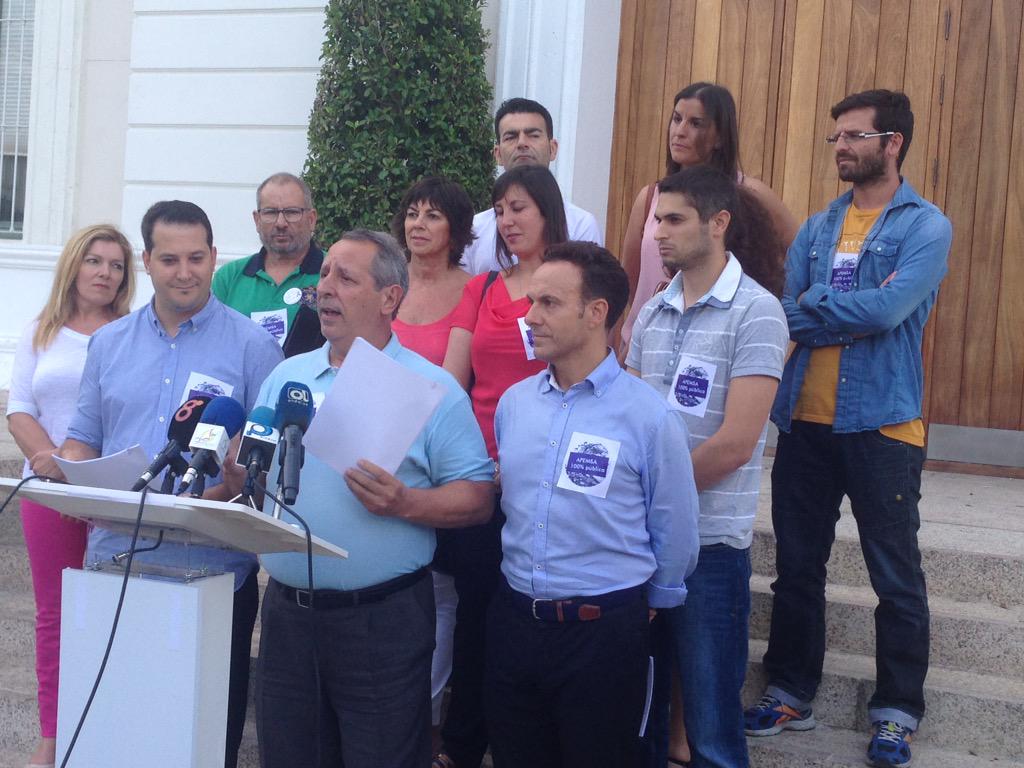 <a href="/LevantemosElPTO/">Levantemos El Puerto</a>, IU y PSOE en la firma del pacto de gobierno <a href="/pepeoliva15/">Jose Antonio Oliva</a>