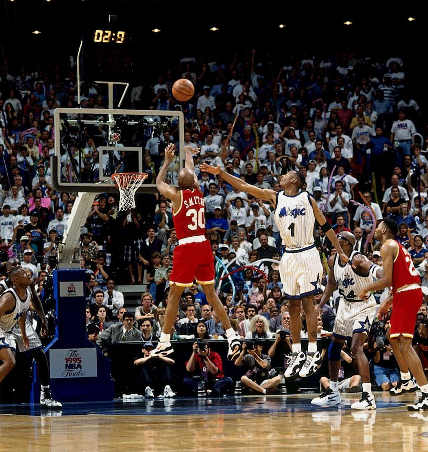 CLUTCHClTY's tweet photo. Kenny "The JET" Smith 

With The Shot! http://t.co/DcqG1EYTCE