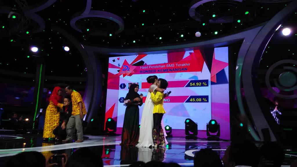 Indosiar's tweet photo. Pemenang #DAcademy2 selamat untuk @DA2_Evi Masamba! #GrandFinalDA2 http://t.co/pKkVKY6vzi