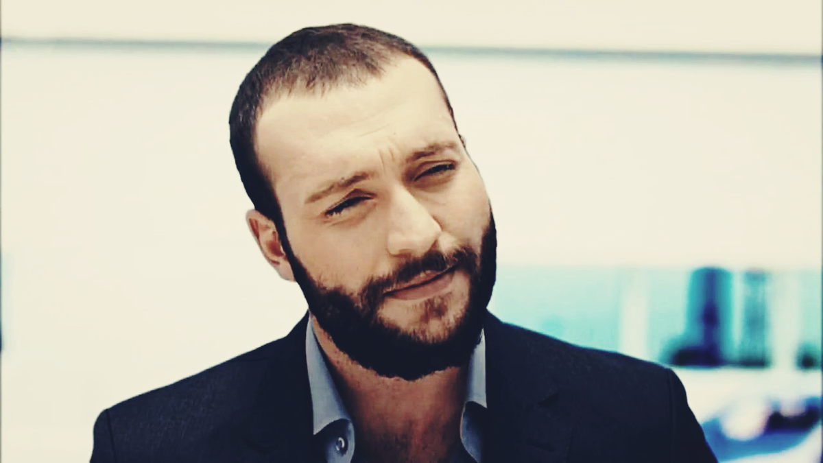 gorkemsevindkf's tweet photo. #kurtlarvadisipusuSezonfinali Bakislar ;/ http://t.co/NGe1IDRvJo
