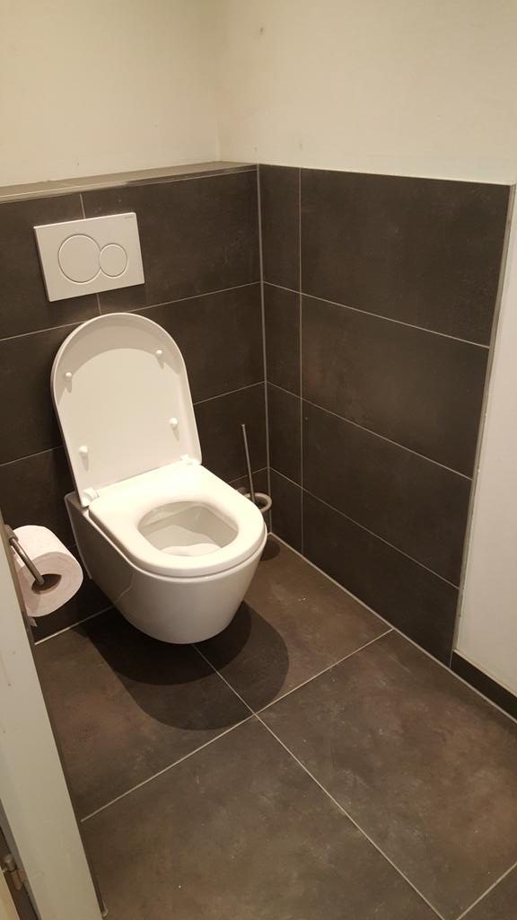 Vandaag badkamer/toilet opgeleverd. 
Volgende week schilder en dan klaar.