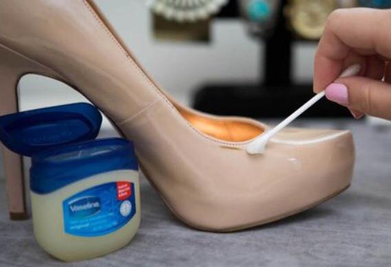 thoughts_'s tweet image. A cotton swab and petroleum jelly will fix scuffs on shoes