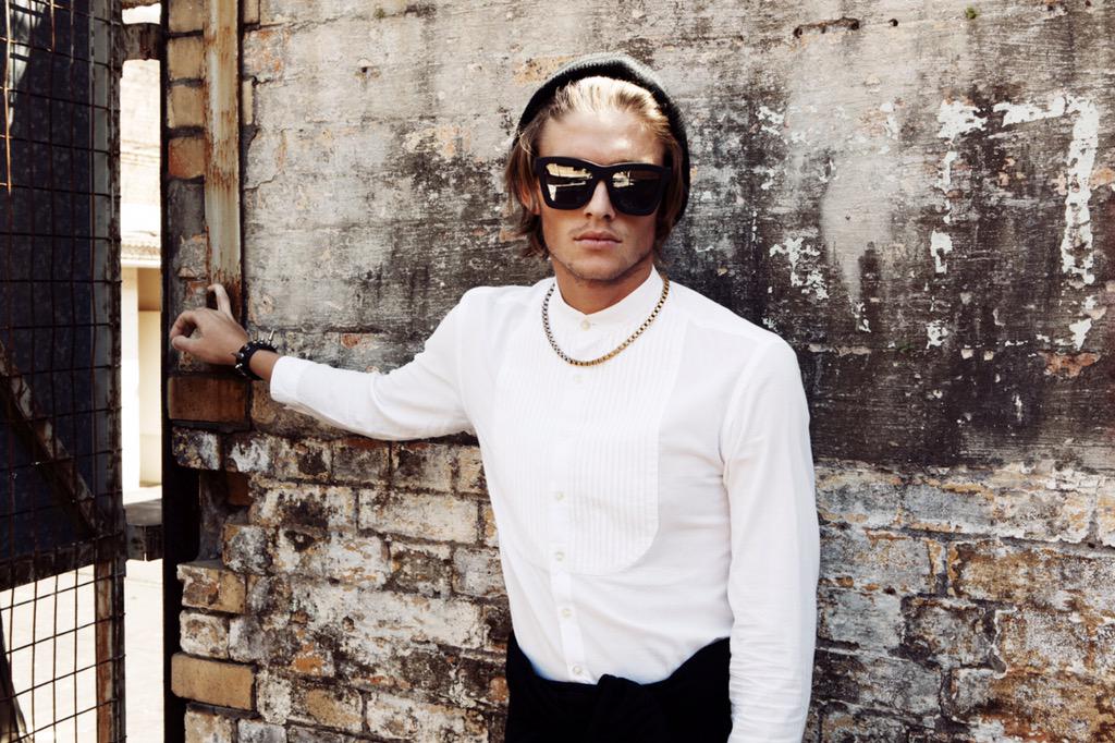 shopfeature's tweet photo. Here comes the sun. We got (your eyes) covered. New #valleyeyewear available now at: http://t.co/Q3v1vJM1xY http://t.co/4B31YmR1PH