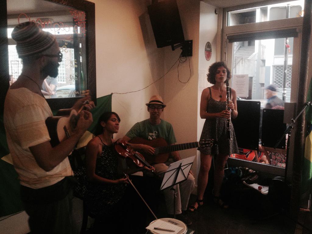 Quand les élèves de <a href="/RodaDoCavaco/">Roda Do Cavaco</a>  se lance en public... <3  #samba #choro #paris