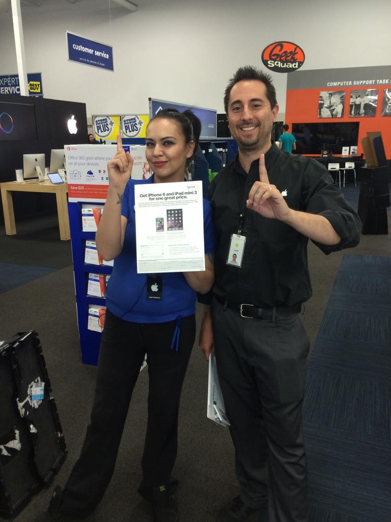 AaronFromSprint's tweet photo. @SprintCentral @JLeRoy01 #WCSprintevent Apple and bby tablet team selling apple bundle! #extendthisoffer http://t.co/ihqMGntu8s