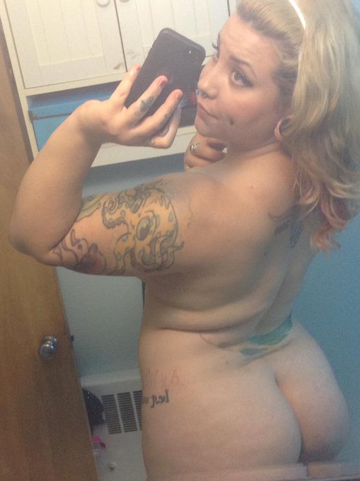 Last nudie before I put clothes on. #ass #whooty #mirrorselfie http://t.co/5v0IyHDQAg