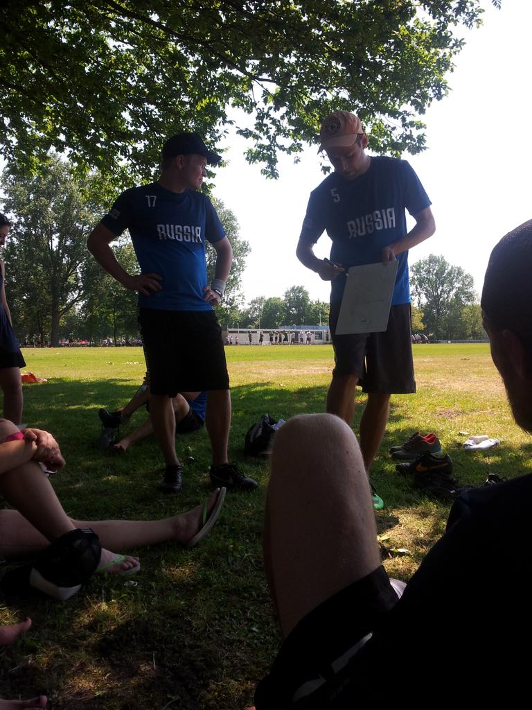 SpininUltimate's tweet photo. Российская сборная микст первые две игры проиграла Disc-o-Fever и Франции 7-10 и 2-15. #windmill2015 @rusultimate http://t.co/cxIdGVnudA
