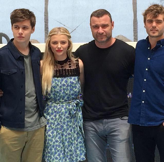 5thWaveUpdates's tweet image. Nick, Chloë, Liev and Alex together!