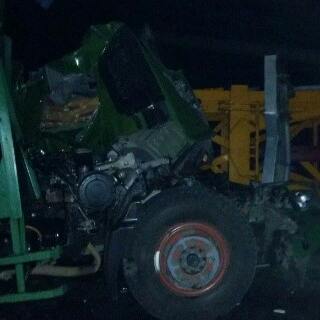 edo_edojay's tweet photo. @e100ss kondisi mobil yg kecelakaan didepan indolakto purwosari,korban ketemu 1 meninggal dunia,truk gandeng Vs Cran. http://t.co/vvFG9yMSWO