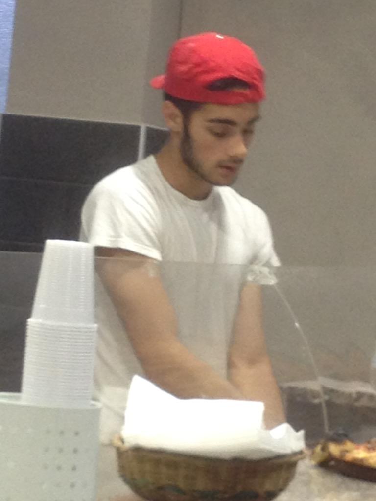 gracevalliere's tweet photo. A GUY WHO WORKS AT THE PIZZA PLACE I WENT TO TONIGHT LOOKS SO MUCH LIKE ZAYN http://t.co/sIqXPYhhd7