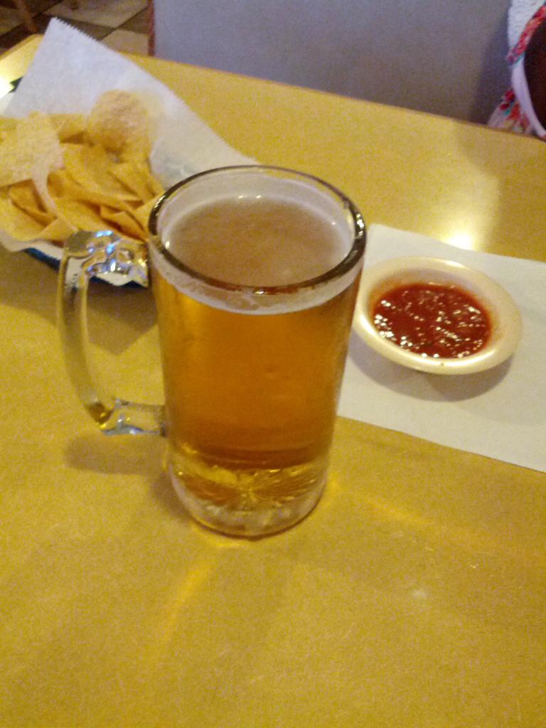 DustinChase56's tweet image. Beer chips and salsa with @Martin_Torii  good 21st b day (: