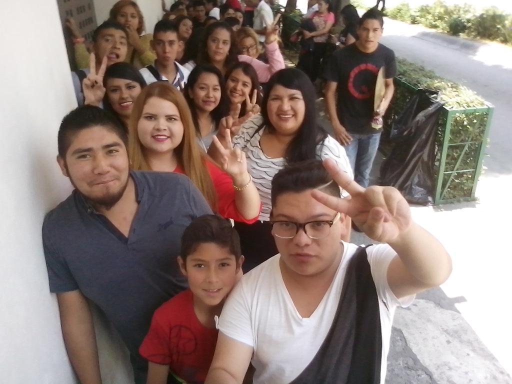 LuceeroPinzon94's tweet photo. Desde las 6am esperando a Calibre50!!!
#ObregónSonora #Mty #SanLuisPotosi #DF #AyC !!!!
😍👏❤ http://t.co/JfMeLyuIbi