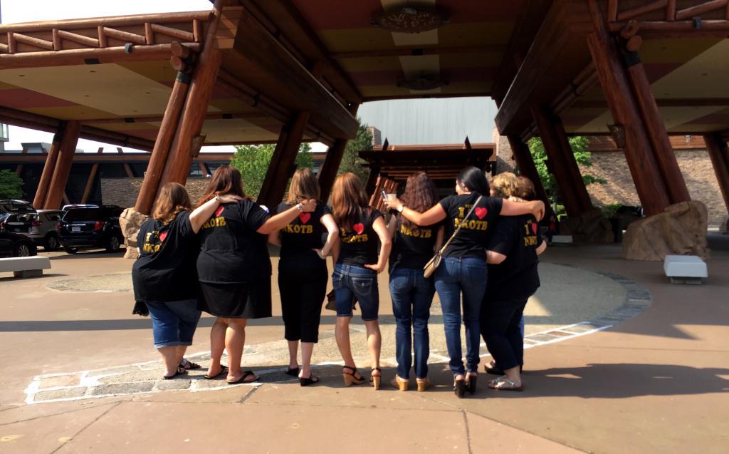 CallahanCindy's tweet photo. @MoheganSun having a great time before the @NKOTB concern with my college gals from Boston #EmmaGirls http://t.co/Fb4JnDwFT2
