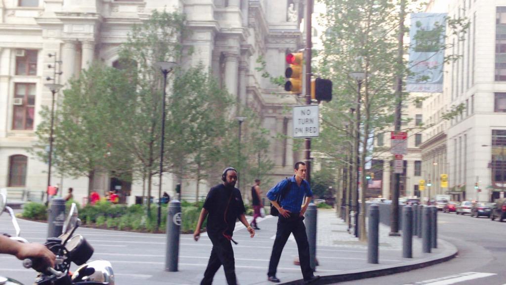 SoundlessBloom's tweet image. °   '그 곳에도 숲의 노래가 있나요' 질문에 이 곳에서는 이어폰을 꺼내지 않았다는 것을 깨달았다. 여행지에서는 발딛는 거리와 스치는 사람, 이 모두 어우러져 시간의 노래가 된다.