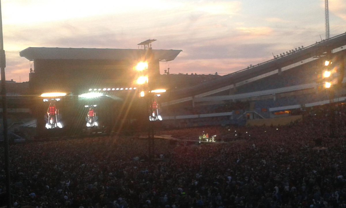 MandaH95's tweet photo. Dave Grohl breaks his leg 2songs into the Foo Fighters concert.He promised to come back and HE DID!Go Dave!#davegrohl http://t.co/wlBU0IagWL