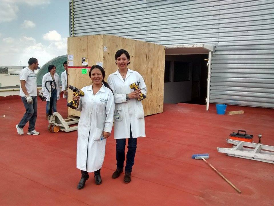 Opening our new Double Glove Box and #DistractinglySexy #TanSexyQueDistraigo.