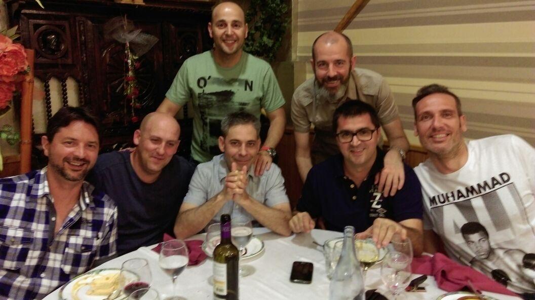 silver__10's tweet photo. #apalancats #quienEsRaul? #Roncerito #bonsopar @xaviermiquel76 @santi_bil @duarte_sanchez @u2juliomiralles http://t.co/peJczIZdFY