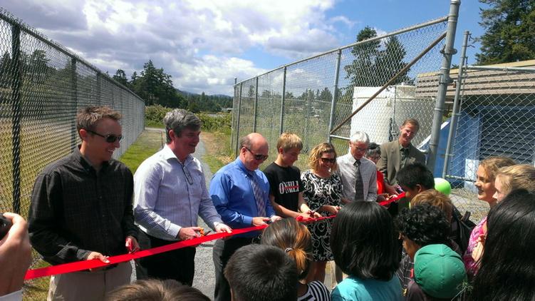 Official Shoreline Trail ribbon cutting ceremony today: in proud partnership with our community. <a href="/hilarybs/">Hilary Braid-Skolski</a> #sd61learn
