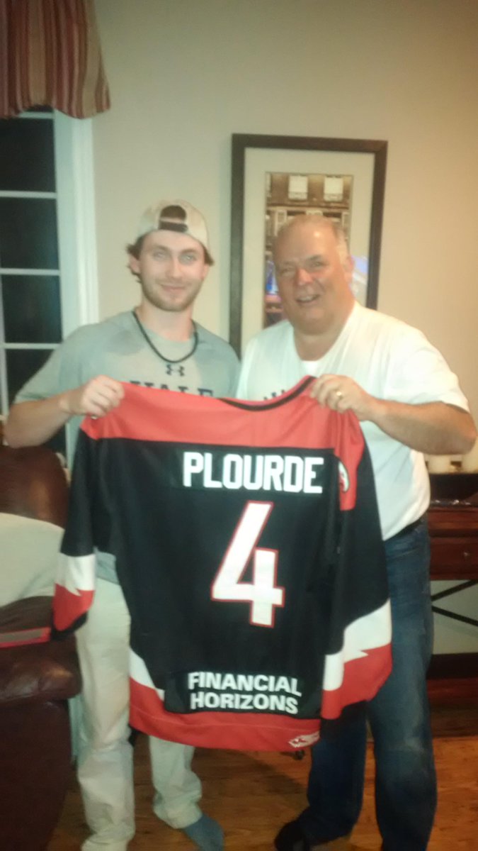 <a href="/CWinterHawks/">CambridgeWinterHawks</a> alumni @Plourde_91 signs with S.Maine University and joins <a href="/ToddBannerman/">Todd Bannerman</a> congrats Brandon!