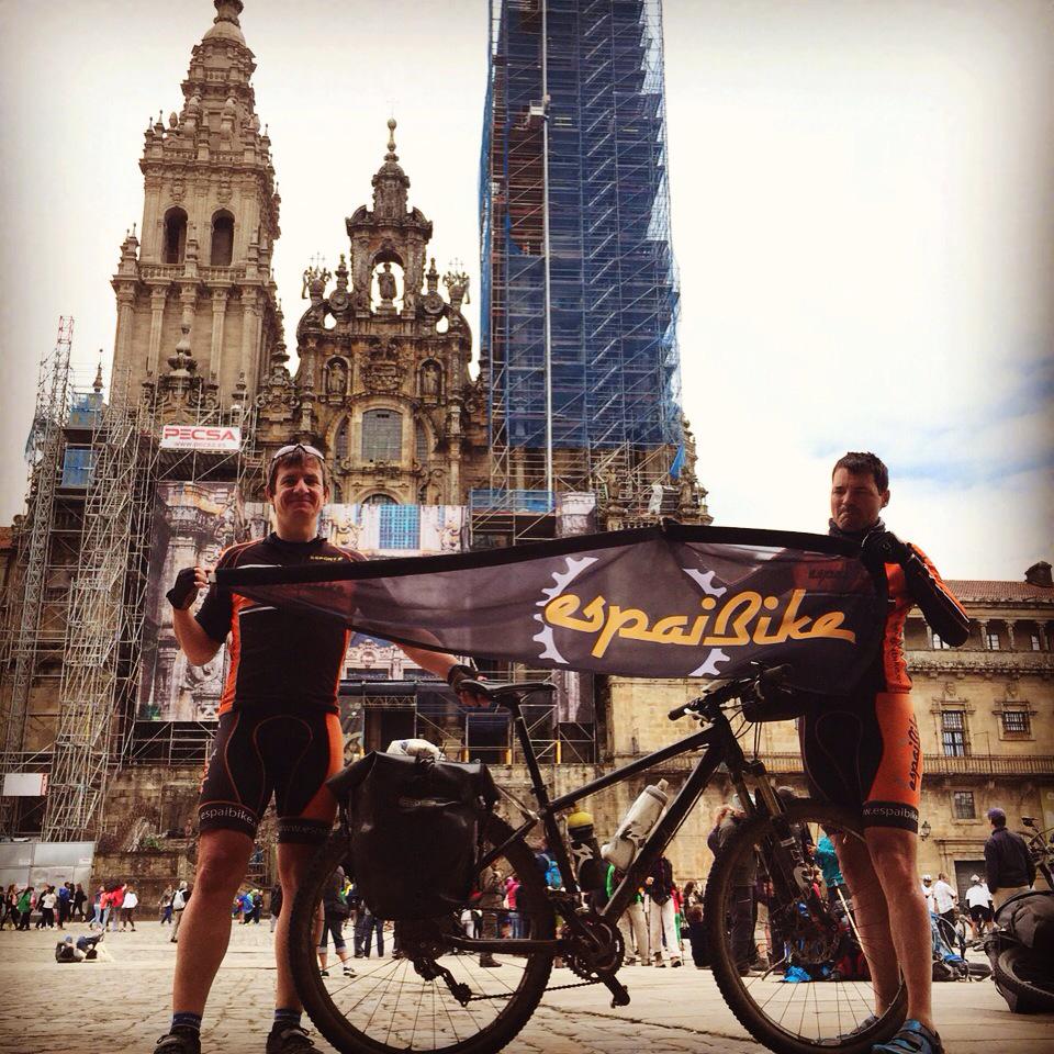 EspaiBike's tweet photo. ¡Llegada a Santiago de Compostela! #peregrino @iPeregrinos #btt #diversion #alforja #bicicleta #CaminodeSantiago http://t.co/o0rhJUZGL7