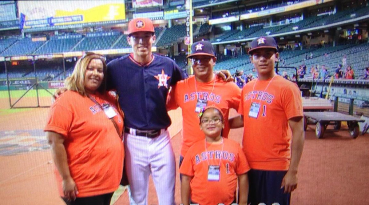 Mark Berman na platformě X: „Carlos Correa with his parents, brother &  sister before his first game at Minute Maid Park.  /  X
