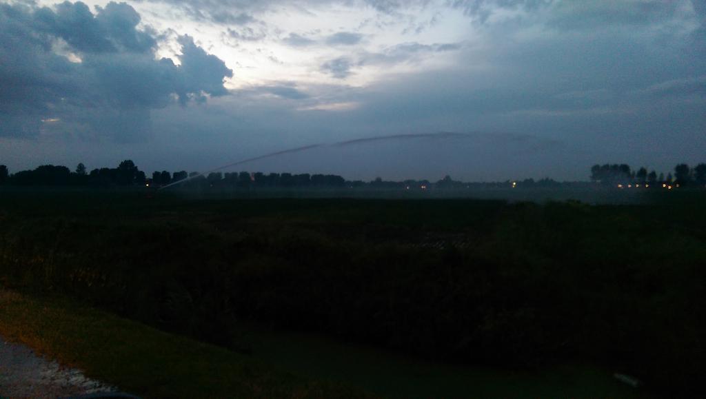 Mooie nacht om te berenegen wind stil, tweede jaars planten uien!!!