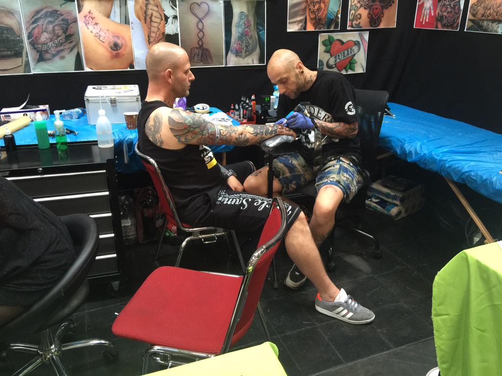 Tattoo_Ruhrpott's tweet photo. Ruhrpott-Styleink und sein Team sind fleißig 👍🏻 http://t.co/UgDjmdp8fO