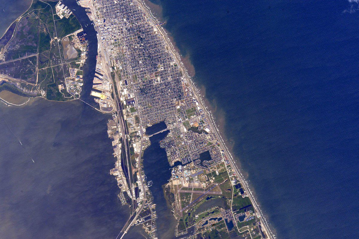 StationCDRKelly's tweet image. #Galveston, #Texas If I wasn't here I'd probably be there tonight. Good night from @Space_Station. #YearInSpace