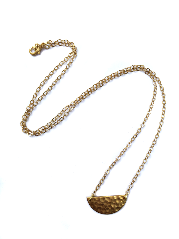megframpton's tweet photo. http://t.co/3dvIHAwzFy Gold Dimpled Arc necklace. A splash of gold nestled in the dimple between your collar bones. http://t.co/dqXmzXwnok