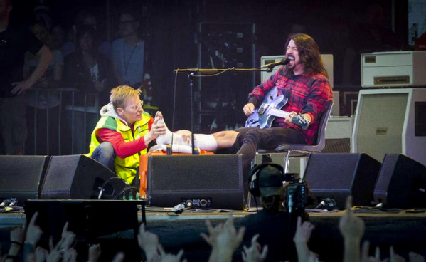 CBCNews's tweet photo. .@foofighters' Dave Grohl breaks leg during concert, continues playing like a boss http://t.co/XdW1Xi82XC http://t.co/UxIpjtyjyL