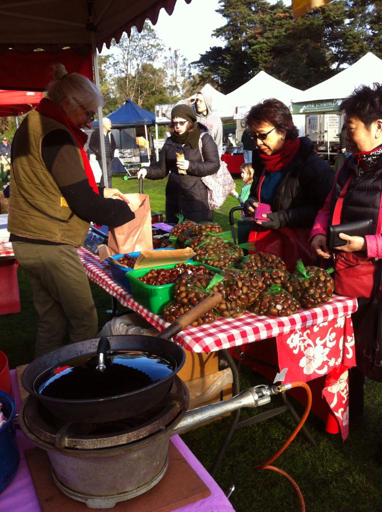 MelbFarmersMkts's tweet photo. Roast chestnuts a hit #CollingwoodFM today. Embracing the roast #PVOYT @Melbfoodandwine http://t.co/NjgHW1zElg