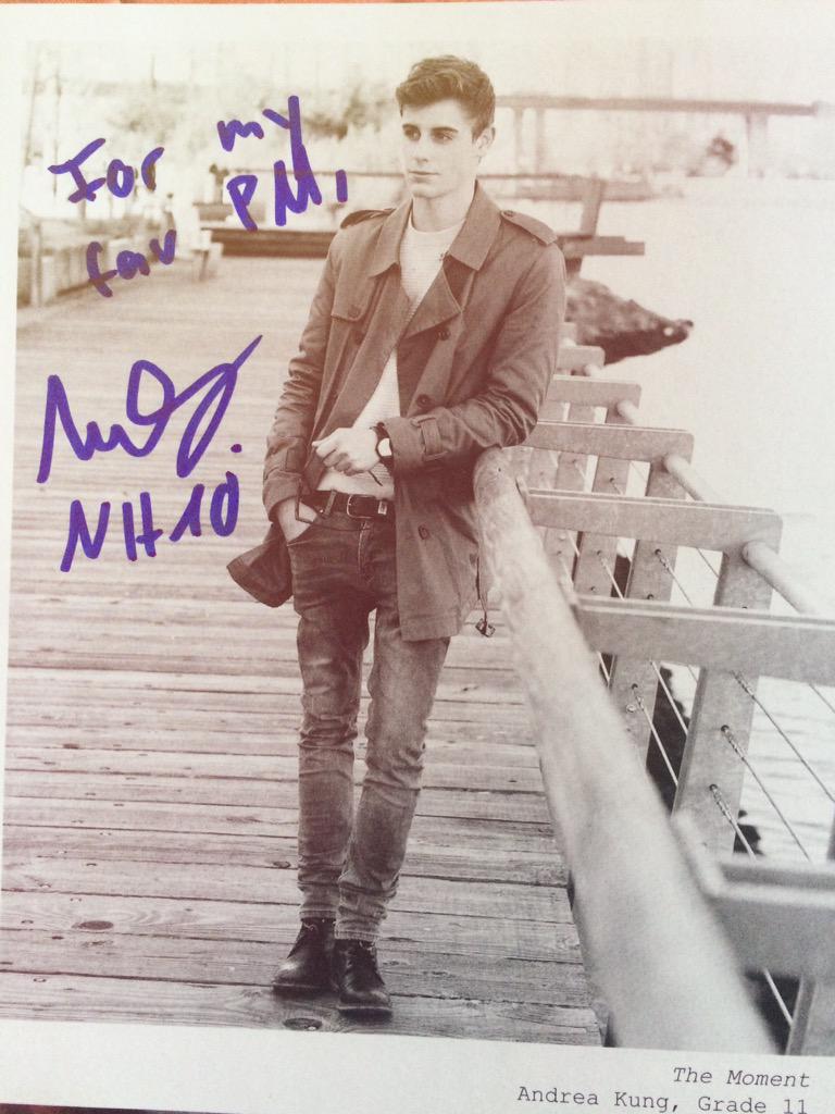 leejohnny_'s tweet photo. When a celebrity signs your yearbook @sophieburkk @maddiebrkopac #teamniklas http://t.co/fPN7Vvucxi