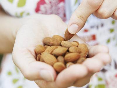 PlanetGreen's tweet image. Eat nuts and lower your risk of 5 major deadly diseases bit.ly/1I9OXqT