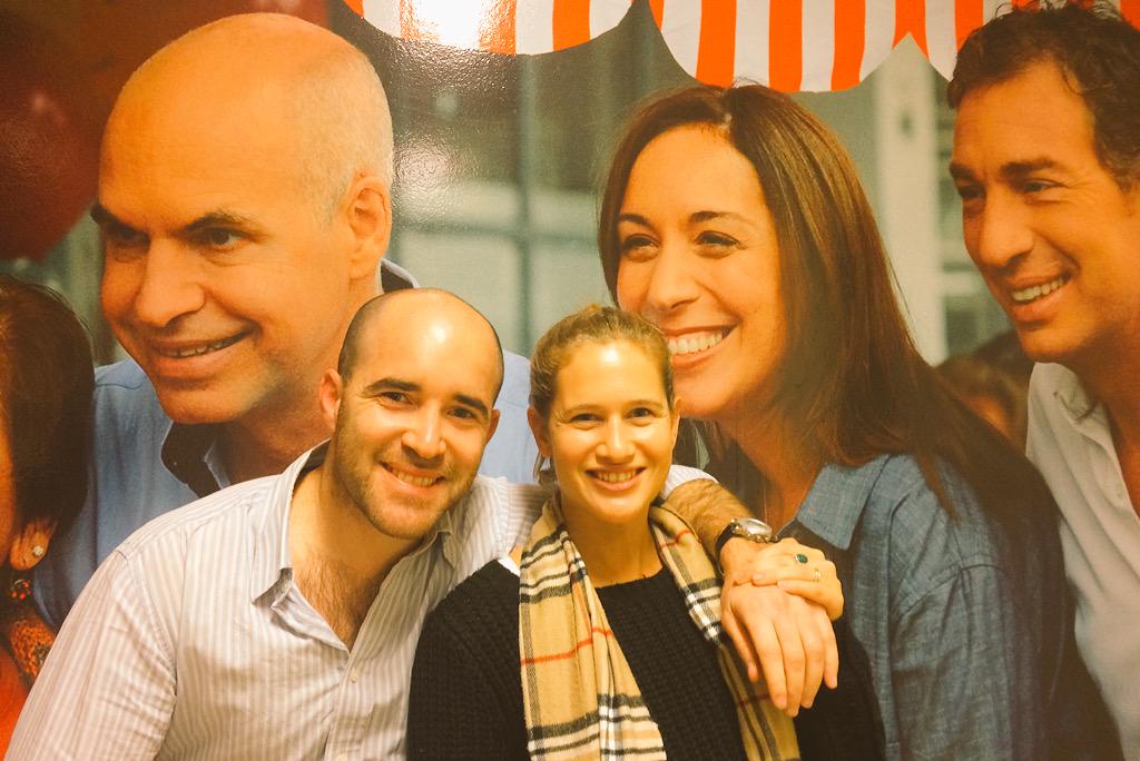 projuanbjusto's tweet photo. Hoy 2 #VoluntariosDelCambio @marianorvertiz @merybasaldua hablaron con los vecinos p q #CAMBIEMOS c @horaciorlarreta http://t.co/Cbk7jjd6KG