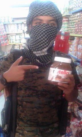 TermurahNet's tweet photo. #TahukahKamu Ini adalah foto selfie anggota ISIS yang membuat salah satu markas mereka ketahuan  #FaktaUnik http://t.co/rk0ZjwcRtG