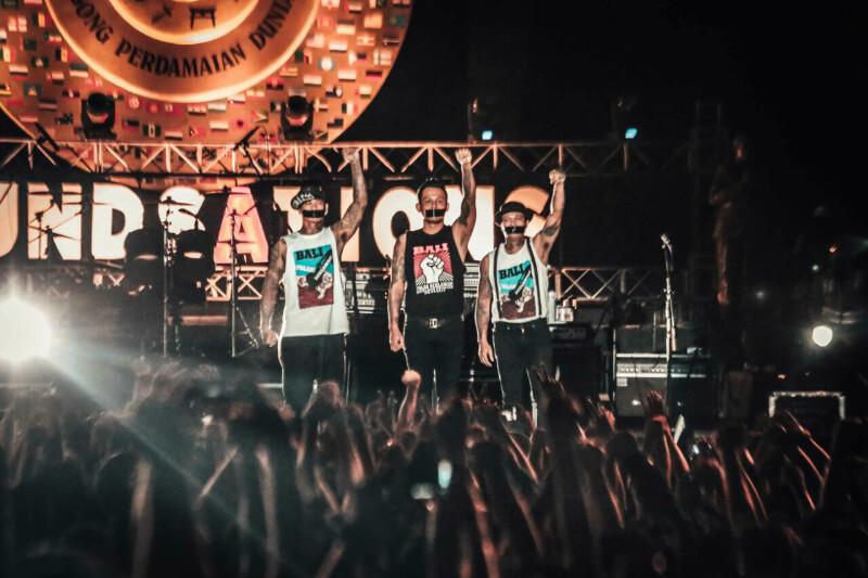 Kepalkan tangan kiri ,perlawanan ini takkan pernah mati! #BaliTolakReklamasi