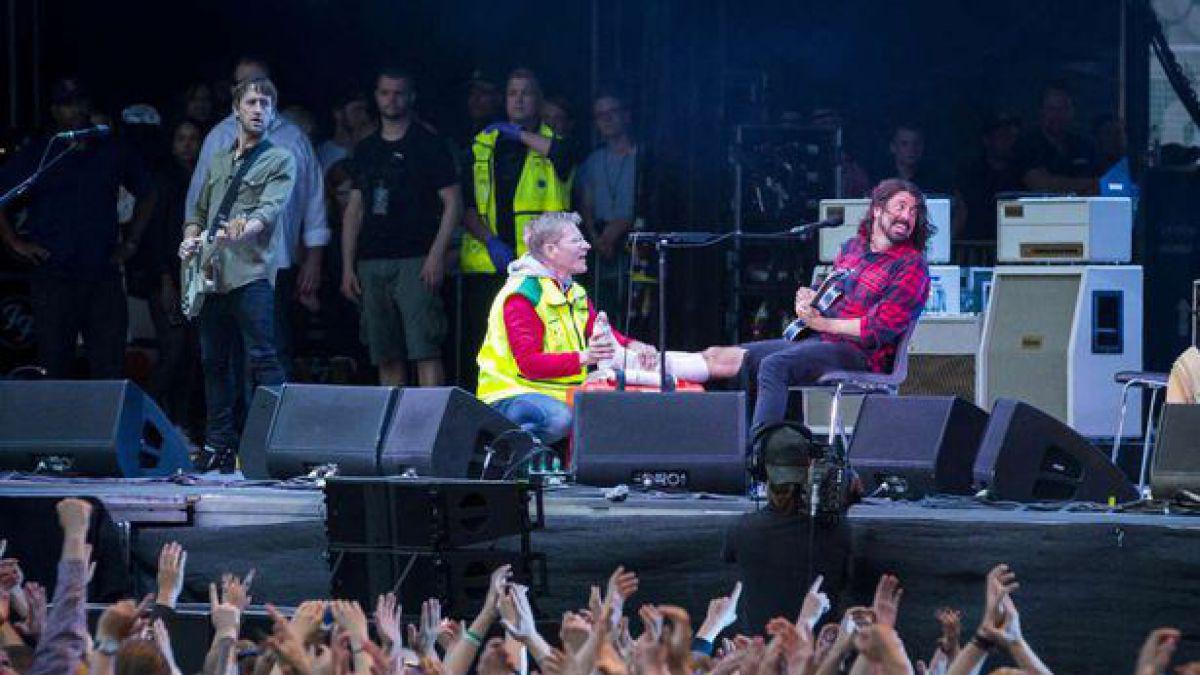 T13's tweet image. Líder de Foo Fighters se rompe una pierna y sigue el show con yeso. EN FOTOS Y VIDEO » bit.ly/1dCdBZl