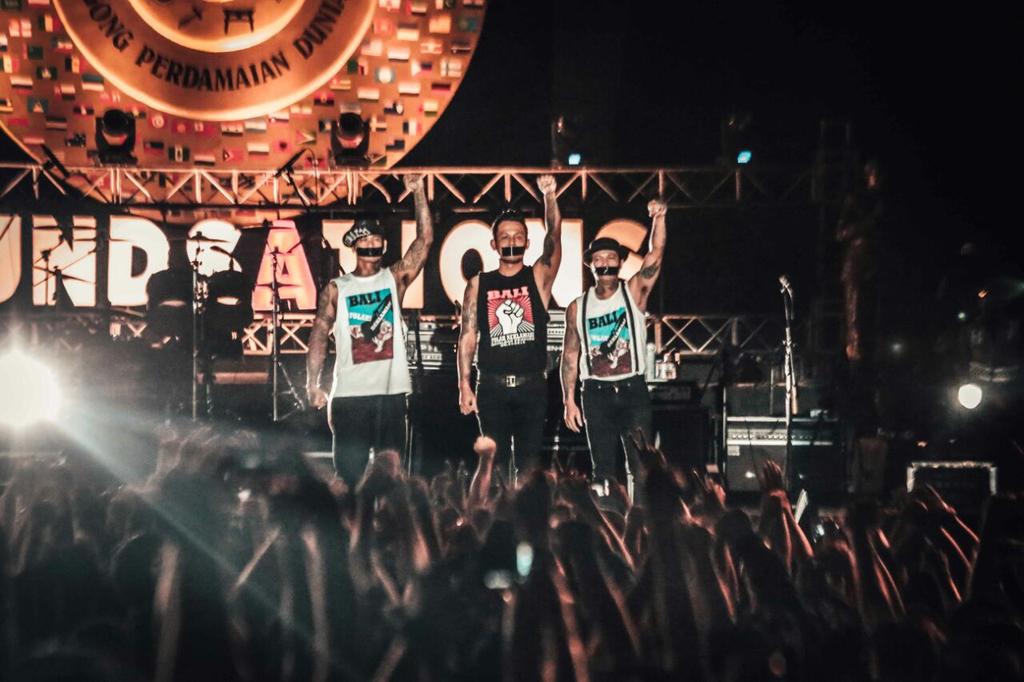 Pembungkaman itu dilawan o/ band2. <a href="/SID_Official/">SID</a> melawan lwt simbol. Menutup mulut dg #lakban cc <a href="/komnasham/">HAM untuk Semua!</a> <a href="/KontraS/">KontraS</a>